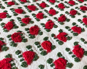 Tissu chenille vintage rare Morgan Jones bouton de rose rouge sur blanc. Une pièce mesurant 24 x 18 po.