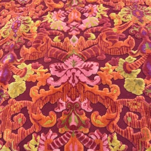 Wunderschöner seltener Luxus Cut Samt Fleur Tapisserie. Vintage Stoff von Bates in satten warmen Farben von Rot, Gold bis Mandarine. Mehrere Schnittgrößen