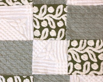 Carrés de courtepointe en tissu chenille vintage / Vert sauge, fleurs blanches, treillis et feuilles. Touffes d'angle en diagonale. Qté 12 6x6" - 4 de chaque motif