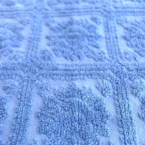 Floral azul cielo. Diseño único de bloques enmarcados con centros florales. Esta tela de chenilla vintage mide 61 x 61 cm. Cantidad: 1 unidad.