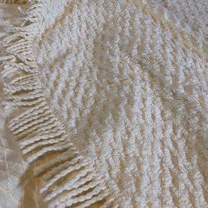 Cubrecama vintage de chenilla color blanco vainilla. Diseño de celosía exuberante / 260 x 244 cm