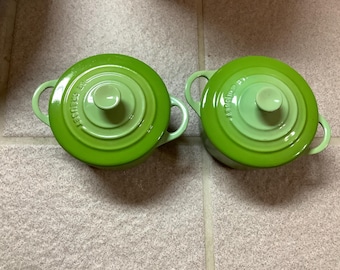 Moldes para ramequines Le Creuset verdes. Dos moldes para ramequines Le Creuset. Usados, pero en buen estado. Uno tiene un rasguño. Fabricados en Francia.