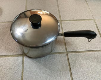 Olla Revere Ware de 3 cuartos, modelo 88-A. Presenta signos de uso.