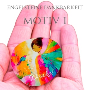 Könnte beinhalten: Ein Set aus drei Keramikbechern mit gesprenkelter, matter Oberfläche. Jeder Becher hat eine andere Farbe: hellblau, cremefarben und grau. Die Becher haben ein schlichtes, modernes Design und einen bequemen Griff.