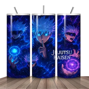 Può includere: Un bicchiere in acciaio inossidabile con un'illustrazione in stile anime di un personaggio con capelli bianchi e occhi blu. Il design include il testo "JUJUTSU KAISEN" su uno sfondo blu elettrico dinamico.