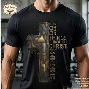Op de afbeelding: Zwart T-shirt met een kruisontwerp in faux borduursel. Het kruis is gemaakt van goud, bruin en grijze patches. Tekst op het shirt luidt: "I CAN DO ALL THINGS THROUGH CHRIST WHO STRENGTHENS ME". Het shirt is 35,56 cm.