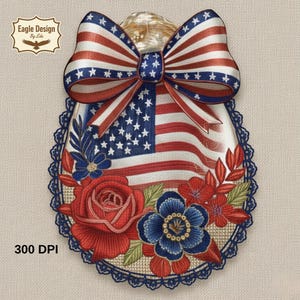 Puede incluir: Un diseño patriótico con la bandera estadounidense, un lazo rojo, blanco y azul, y elementos florales. El diseño incluye una rosa roja, flores azules y un borde festoneado. El texto "Eagle Design by Eda" es visible.