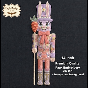 Puede incluir: Un diseño de bordado falso de un cascanueces con forma de conejo, de 35.5 cm de altura, sosteniendo un bastón de zanahoria. El conejo lleva un sombrero de copa y una pajarita morados, con un diseño de patchwork detallado. El texto dice "Faux Embroidery".