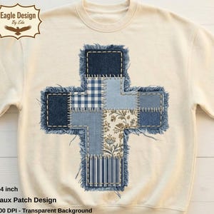 以下が含まれることがあります： クリーム色のスウェットシャツ。デニムのパッチワーククロスデザイン。クロスはデニム、ギンガム、花柄など様々な青色の生地でできており、縁はほつれています。「Eagle Design By Eda」の文字が左上にあります。