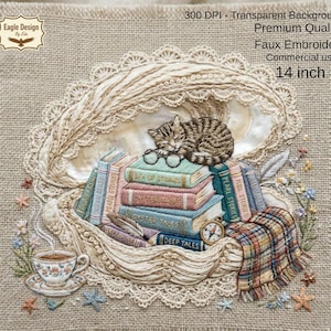 Op de afbeelding: Faux borduurontwerp met een tabby kat die slaapt op een stapel boeken, met een kopje thee en een geruite deken. Het ontwerp bevat de tekst "SEA OF STORIES", "OYSTER TALES" en "DEEP TALES". De afbeelding is 35,56 cm.
