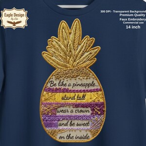 Könnte beinhalten: Marineblaues T-Shirt mit einem gestickten Ananas-Design. Die Ananas ist gold, gelb und lila, mit dem Text "Be like a pineapple... stand tall wear a crown and be sweet on the inside." Das Design ist 35,56 cm groß.