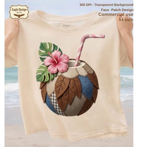 Könnte beinhalten: Beiges T-Shirt mit tropischem Design. Es zeigt ein kokosnussförmiges Getränk mit einer rosa Hibiskusblüte, grünen Blättern und einem gestreiften Strohhalm. Der Text "Commercial use 35.56 cm" ist sichtbar.
