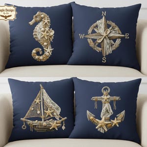 Pode incluir: Quatro almofadas azul-marinho com desenhos náuticos. Uma apresenta um cavalo-marinho, outra uma bússola, uma terceira um veleiro e a última uma âncora. Cada desenho incorpora conchas e estrelas do mar.