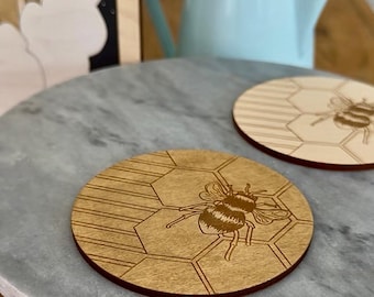 Handgefertigter Untersetzer aus Holz mit eingraviertem Bienen-Design