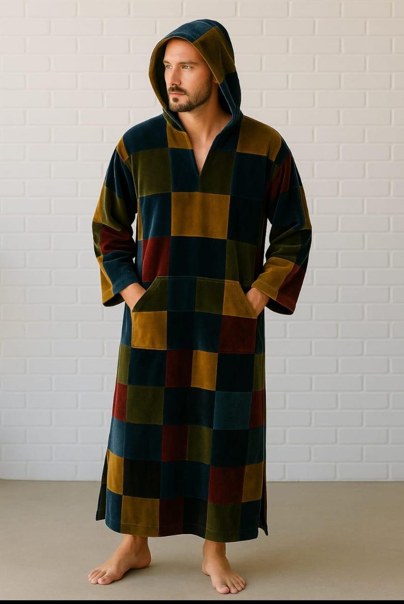 Puede incluir: Una bata larga con capucha y un estampado de tablero de ajedrez en tonos azules, dorados y rojos. La bata tiene un bolsillo delantero y mangas largas. El modelo lleva la bata. La bata est&aacute; hecha de un material suave y aterciopelado.