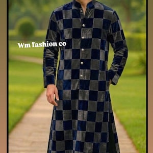 Könnte beinhalten: Ein langer, karierter Mantel in Marineblau und Grau. Der Mantel hat einen Stehkragen und wird mit Knöpfen geschlossen. Der Text "Wm fashion co" ist sichtbar. Die Person trägt den Mantel auf einem Steinweg, mit einem Garten im Hintergrund.