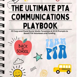 Könnte beinhalten: Ein spiralgebundenes Buch mit dem Titel "THE ULTIMATE PTA COMMUNICATIONS PLAYBOOK". Das Cover zeigt ein Papierflugzeug, eine Glühbirne, Sterne und einen roten Apfel mit dem Text "BACK TO SCHOOL". Zusätzliche Grafiken sind eine Sonne, eine Wolke, ein Stern, ein Schulbus und die Worte "TEAM PTA".