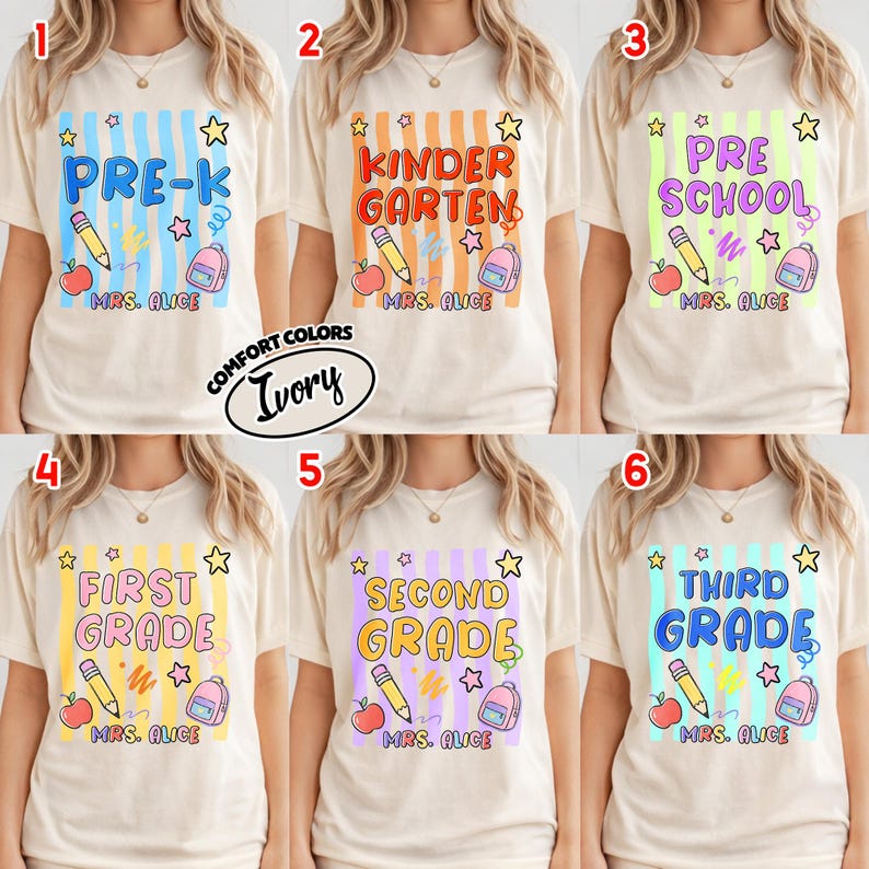 以下が含まれることがあります： 学校をテーマにしたグラフィックが特徴のアイボリー色のTシャツ。各シャツは、Pre-K、幼稚園、プレスクール、1年生、2年生、3年生など、異なる学年を表しています。デザインには、鉛筆、リンゴ、バックパック、星が含まれています。