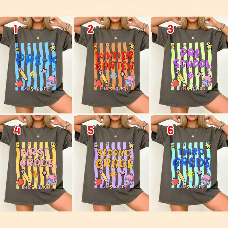 以下が含まれることがあります： 学校をテーマにしたカラフルなデザインの濃い灰色のTシャツ6枚。各シャツには、Pre-K、幼稚園、プレスクール、1年生、2年生、3年生の学年が表示されています。デザインには、鉛筆、リンゴ、バックパックが含まれています。