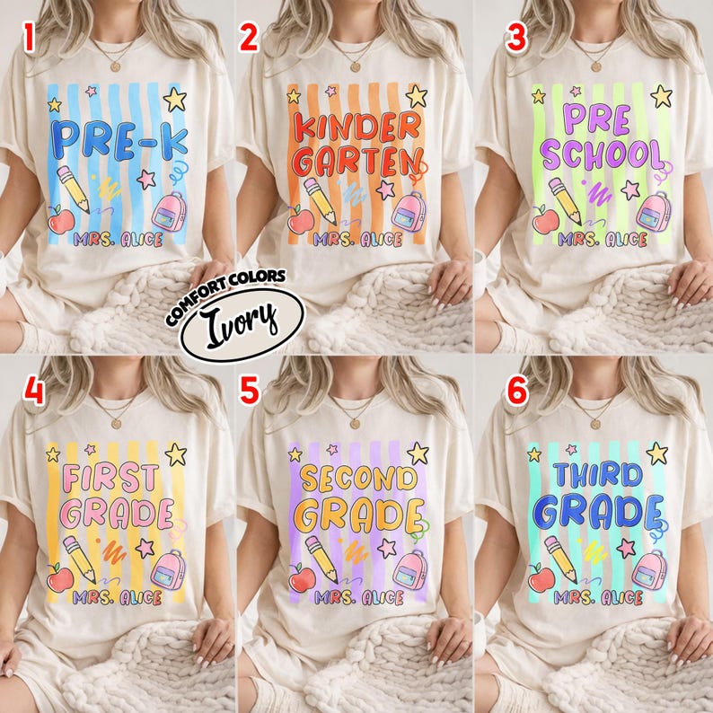 以下が含まれることがあります： アイボリー色のTシャツ。各シャツには、「Pre-K」や「Kindergarten」などの学年レベルがカラフルな文字で表示され、鉛筆、リンゴ、バックパックなどの学校をテーマにしたグラフィックが描かれています。「Mrs. Alice」の文字も含まれています。