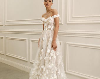 オフショルダー3Dフローラルレースウェディングドレス、ビーズ付きコルセット、ロマンチックな妖精の花嫁やガーデンウェディングに最適なAラインブライダルガウン、クチュールウェディング