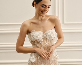 Strapless Mermaid Wedding Dress with 3D Floral Applique and Beaded Lace, Fitted Corset Bridal Gown for Elegant Modern Bride