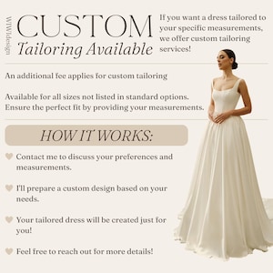 Op de afbeelding: Afbeelding die reclame maakt voor op maat gemaakte kleermakersdiensten. De tekst luidt "CUSTOM Tailoring Available" en "Als u een jurk op maat wilt laten maken, bieden wij kleermakersdiensten op maat aan!" Een vrouw draagt een witte jurk.