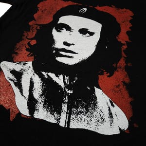 Kira Guevara svart t-shirt med komfortfärger