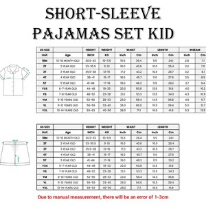 a table with measurements and corresponding sizes for short-sleeve pajamas for children, along with a diagram of a short-sleeve pajama set. The table provides the US size, height, weight, waist, and length for different age groups, from infants to teenagers. The diagram shows the design of the pajamas, including the sleeves and the waistband. The image is a collage of multiple images, and there is an error of 1.3 cm in the image size.
