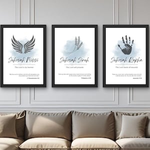 Puede incluir: Tres impresiones artísticas enmarcadas con marcos negros cuelgan sobre un sofá. Cada impresión presenta un diseño diferente: alas, trigo y una huella de mano, con texto en una fuente de escritura. Las impresiones se exhiben en un salón.