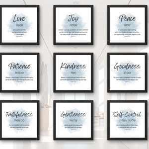 Op de afbeelding: Negen ingelijste kunstdrukken met inspirerende woorden als "Liefde", "Vreugde" en "Vrede". Elke print heeft een achtergrond in aquarel-stijl en tekst in het Engels en Hebreeuws. De frames zijn zwart en het algemene thema is motiverend.