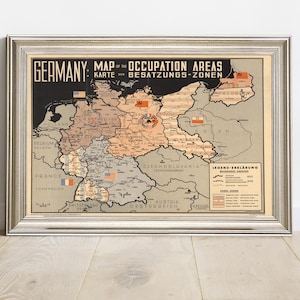 Puede incluir: Mapa vintage enmarcado de Alemania, titulado "Map of the Occupation Areas" en inglés y alemán. El mapa presenta información geográfica detallada y banderas, con una paleta de colores beige, marrón y gris. El marco es plateado.