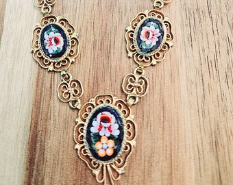 Impresionante collar vintage italiano de micro mosaico en tono dorado en muy buen estado Vintage.