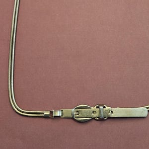 Ceinture extensible de 30 pouces de style disco, ton doré vintage des années 1980, en excellent état vintage.