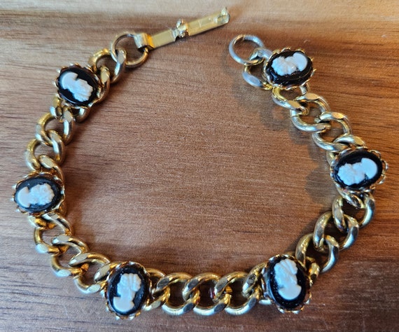 Beautiful vintage cameo bracelet in very good Vin… - image 1