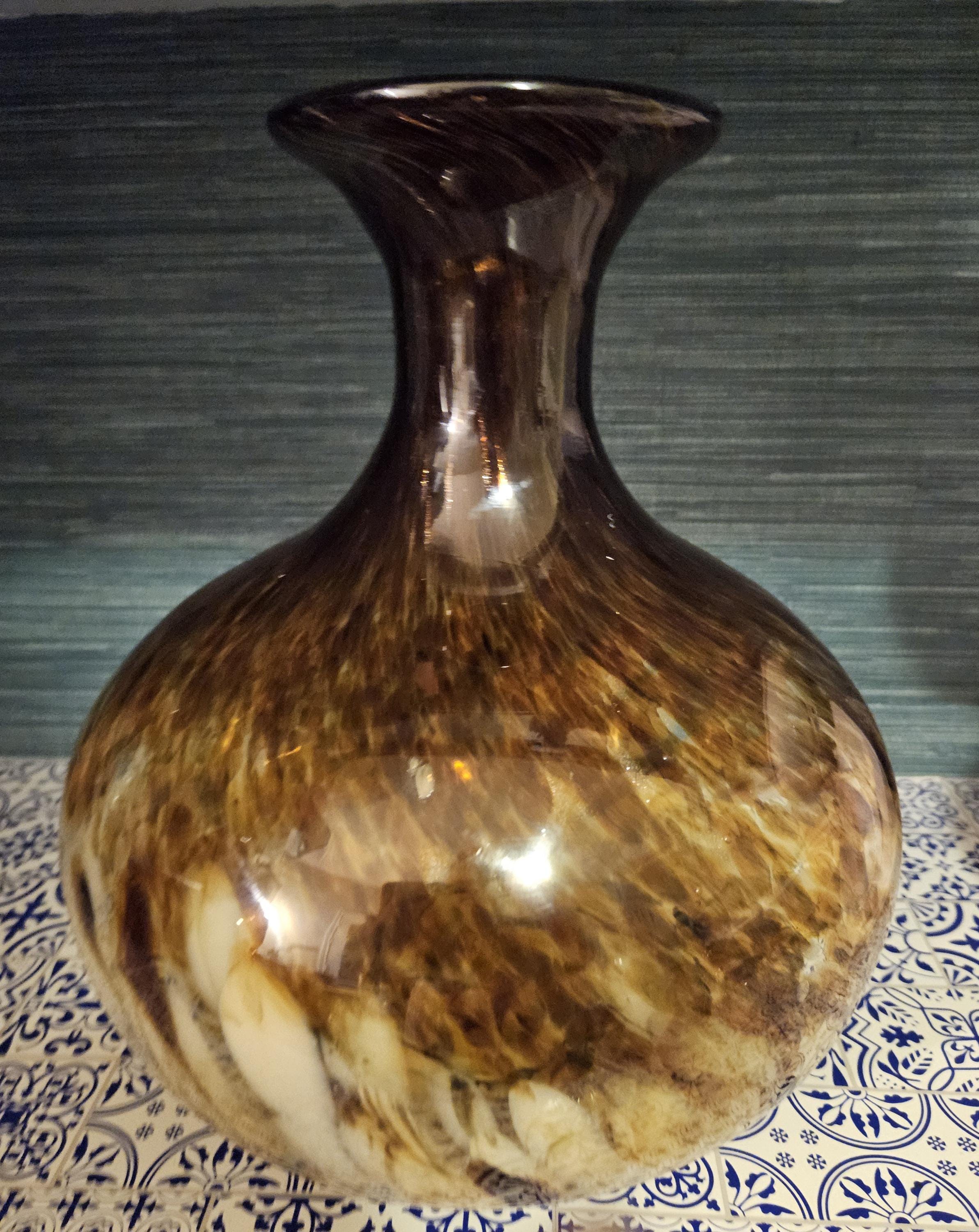 キャラメルブラウンの手吹き渦巻き大理石デザイン装飾花瓶、約 12