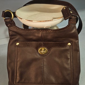 Precioso bolso vintage Coach de Penélope en color marrón café con ribete de piel de serpiente, en excelente estado vintage.