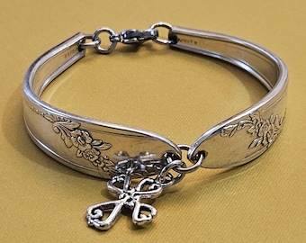 Einheitsmuster Silberarmband mit einem baumelnden Kreuz. 6 Zoll.