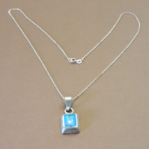 Very beautiful turquoise 1 inch sterling silver dangling pendant necklace in excellent vintage condition.