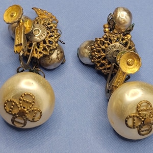 Vintage collectors item Miriam Haskell Vintage screwback earrings in very good Vintage condition.