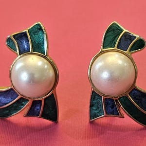 Stunning vintage bow clip on earrings in blues and greens by Trifari in very good Vintage condition!