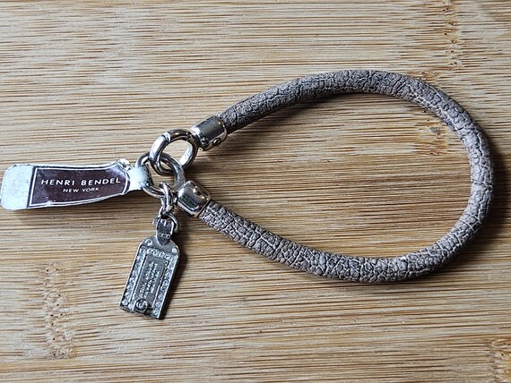 タグ付きの Henri Bendle 特製スナップ グレー ブレスレット。 - Etsy 日本