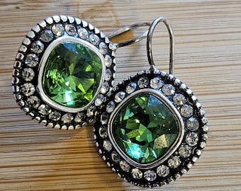 Vackra hängande örhängen från Brighton med en grön kristall omgiven av mindre kristaller. Fri frakt inom USA.