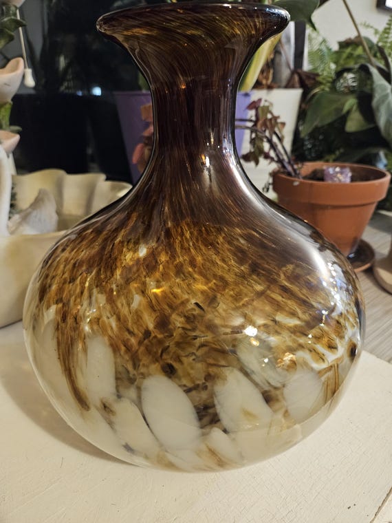 キャラメルブラウンの手吹き渦巻き大理石デザイン装飾花瓶、約 12