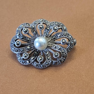 Vintage sterling silver marcasite art deco brooch in very good Vintage condition!