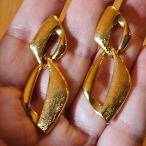 Vintage clip on screwback dangle 2 toned Vintage goldtoned Napier earrings in excellent vintage condition.