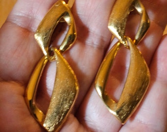 Vintage clip on screwback dangle 2 toned Vintage goldtoned Napier earrings in excellent vintage condition.