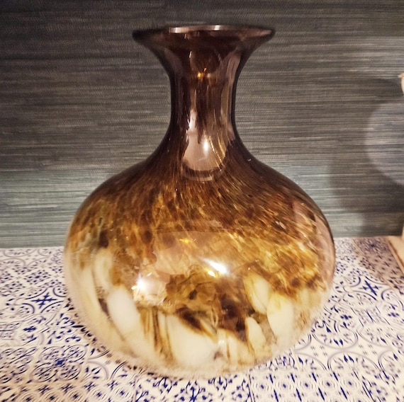 キャラメルブラウンの手吹き渦巻き大理石デザイン装飾花瓶、約 12