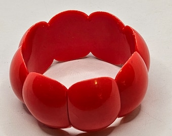 Bright colored vintage lucite bracelet in very good Vintage condition!
