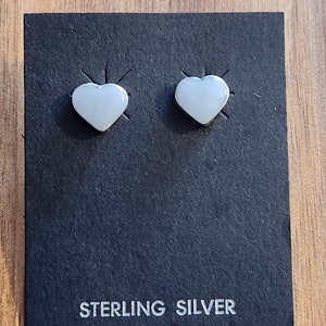 Vintage kleine sterlingzilveren geëmailleerde hartoorbellen op originele kaart.